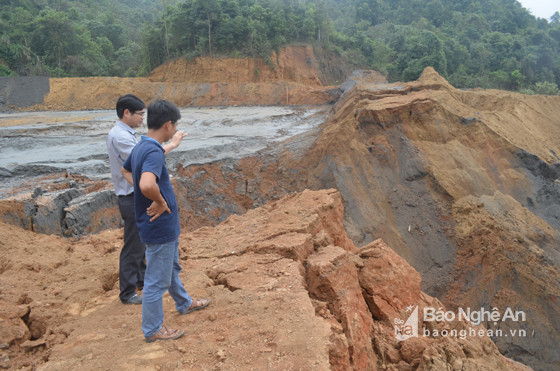 Cán bộ huyện Quỳ Hợp và xã Châu Thành kiểm tra hiện trường đập chứa bùn thải bị vỡ.