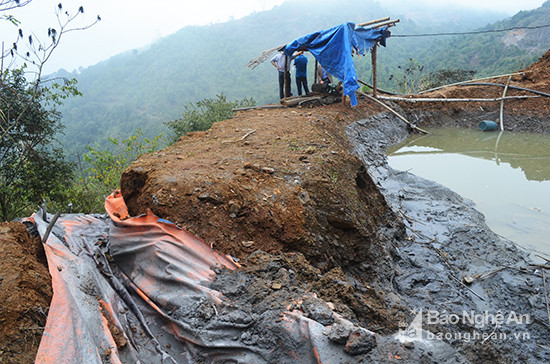 Tại trung tâm khai thác thiếc thuộc núi Lan Toong còn có rất nhiều bể chứa chất thải 
