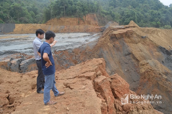 Cán bộ huyện Quỳ Hợp và xã Châu Thành kiểm tra hiện trường đập chứa bùn thải bị vỡ. Ảnh: Đào Tuấn