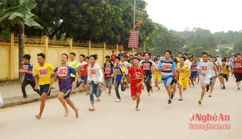 Hơn 1000 VĐV tham gia ngày chạy Olympic và 200 VĐV tham gia chạy Việt giã. Ảnh: Đình Hà.