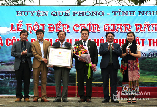 Ông Nông Quốc Thành, Phó cục trường Cục Di sản  văn hóa, Bộ VHTTDL trao bằng công nhận Di sản văn hóa phi vật thể đền Chín Gian cho đại diện chính quyền huyện Quế Phong.