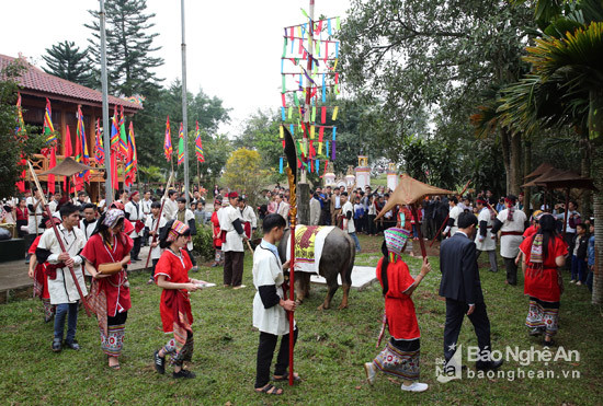 Nghi lễ chém trâu tượng trưng tại lễ hội hội đền Chín Gian năm 2017.