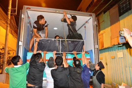Hàng chục người khiêng 1 con cá khi về tới TPHCM.