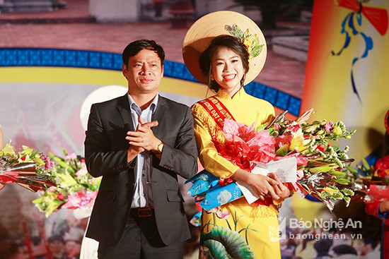 Đại diện BTC trao giải Nhì cho Trần Thị Huyền.