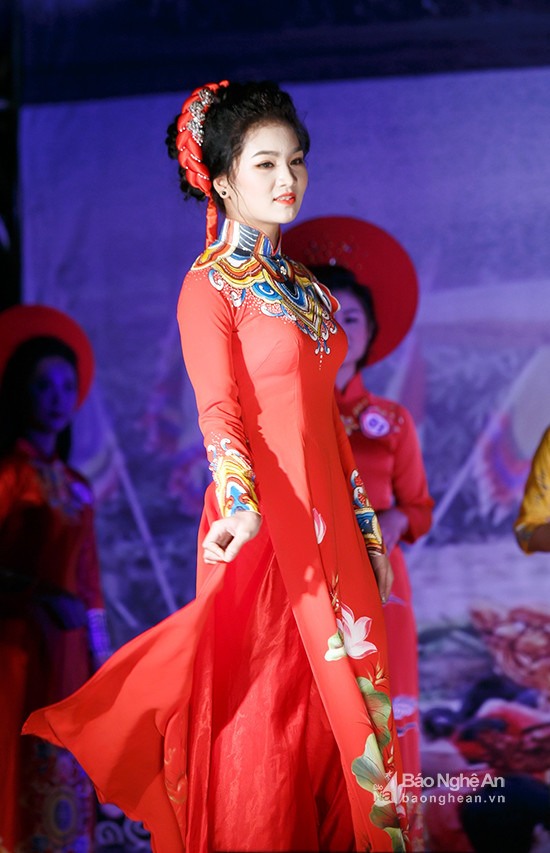 Người đẹp Nguyễn Thị Nhi được trao giải khuyến khích