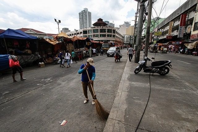 Còn tại Philippines, với quyết tâm giành lại lối cho người đi bộ, tháng 5/2016 giới chức phát triển đô thị tại Manila (MMDA) tuyên bố khoảng 1.000 người bán hàng rong không được phép buôn bán trên các vỉa hè và lối dành cho người đi bộ trong thành phố. Dù cam kết xử lý mạnh tay, giới chức nước này chỉ tạm thời tịch thu những món đồ của người bán hàng rong bởi đó là 