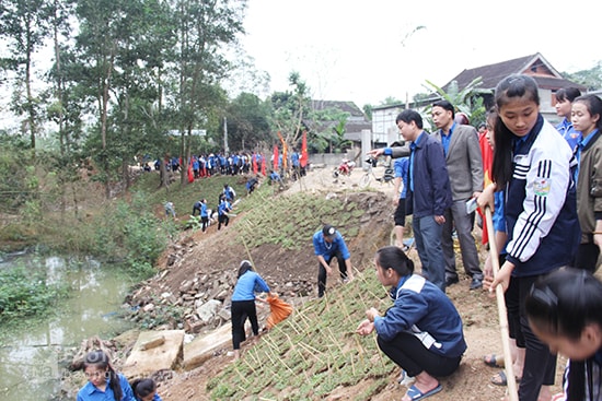 Đoàn viên tham gia công trình thanh niên  tại xã Thạch Sơn (Anh Sơn). Ảnh: Hoài Thu