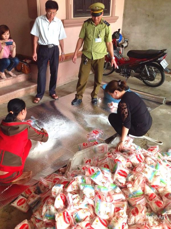 Đội QLTT số 9 Chi cục QLTT kiểm tra cơ sở ở huyện Quỳ Hợp đóng gói mì chính có dấu hiệu giả mạo nhãn hiệu, bao bì hàng hóa của Công ty TNHH MIWON Việt Nam sản xuất.