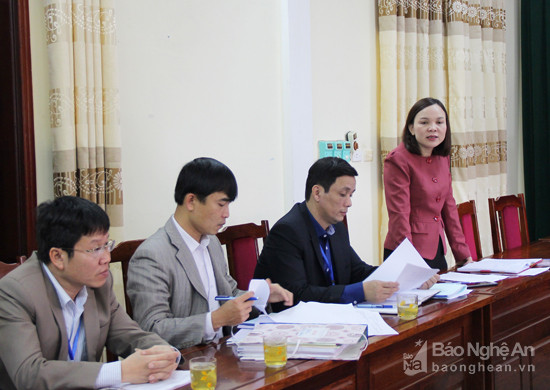 Bà Nguyễn Thị Dung - Phó Chủ tịch UBND thị xã làm rõ một số vấn đề liên quan đến định biên giáo viên đứng lớp và giải quyết thừa thiếu cục bộ
