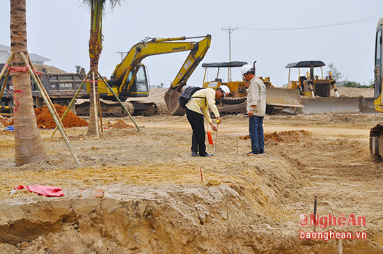 Tiến hành đo đạc, thi công đường vào khu nghỉ dưỡng. Ảnh: Thu Huyền