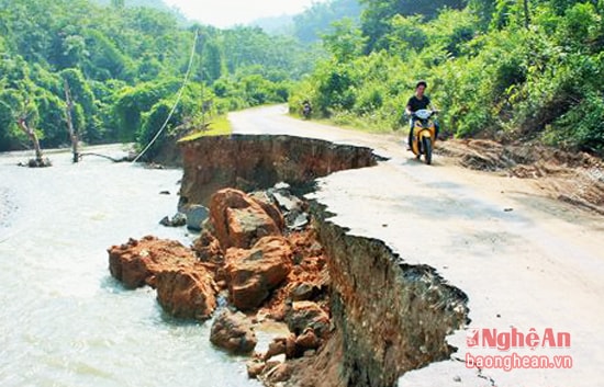 Đường ở miền Tây Nghệ An bị sạt lở trong đợt mưa đợt tháng 92016 đe dọa đến ATGT cho người tham gia giao thông. Ảnh tư liệu.