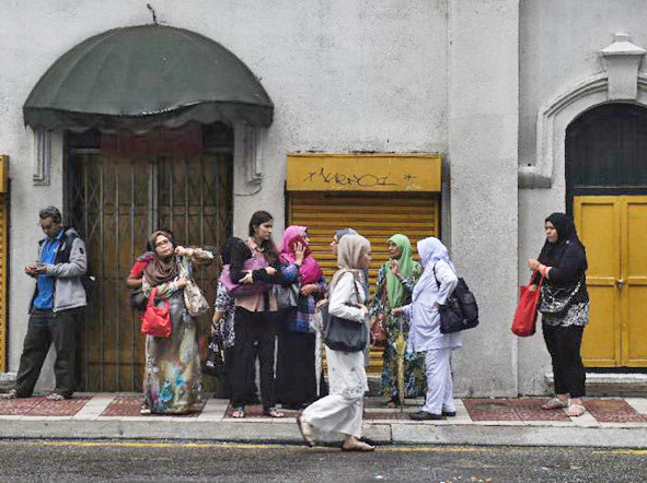 Những phụ nữ lao động không có giấy phép ở Malaysia rất dễ bị xâm hại. Ảnh: AFP
