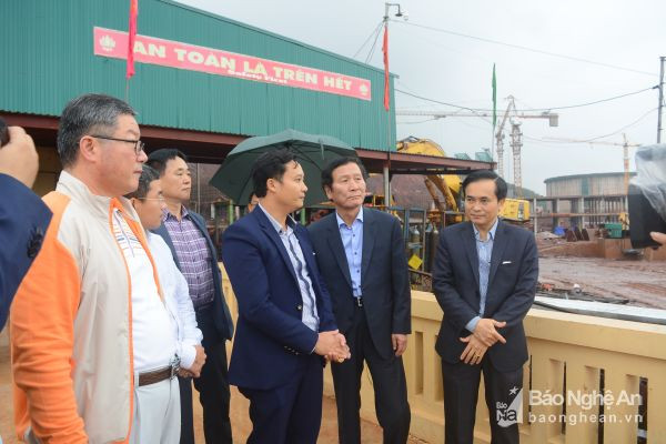 Lãnh đạo tỉnh hỗ trợ đoàn doanh nghiệp Hàn Quốc tìm hiểu Dự án cảng biển Vissaitại huyện Nghi Lộc. Ảnh: Thu Giang