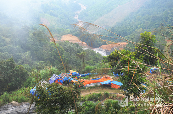 Toàn cảnh vùng sản xuất và khu vực đập chứa bùn thải của Công ty CP Kim loại màu Nghệ Tĩnh trên núi Lan Toong.