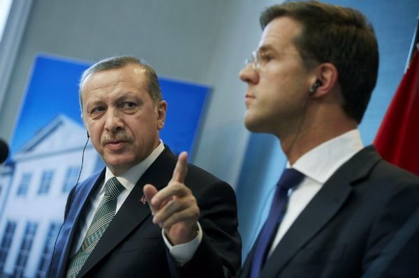 Tổng thống Thổ Nhĩ Kỳ Recep Tayyip Erdogan (trái) và thủ tướng Hà Lan Mark Rutte.Ảnh AP