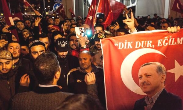 Người Thổ Nhĩ Kỳ tuần hành ở Rotterdam, Hà Lan.Ảnh:Anadolu Agency