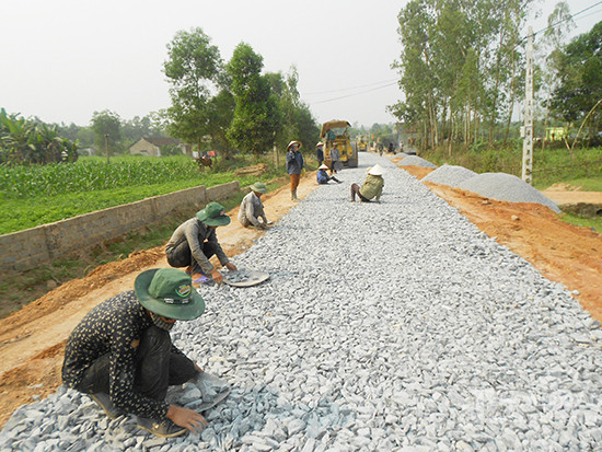 Nhân dân đóng góp ngày công làm đường giao thông ở xã Nghi Kiều (Nghi Lộc).