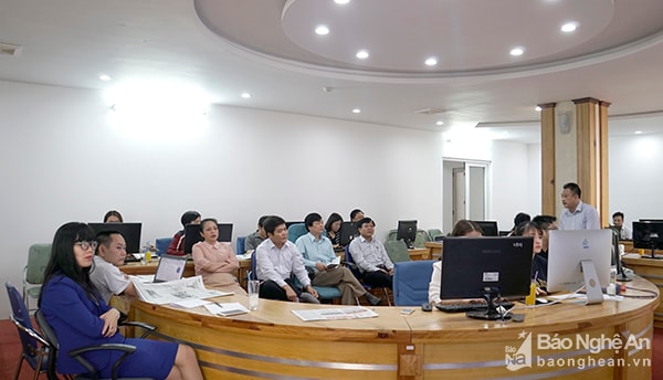 Đoàn công tác Báo Bắc Giang dự phiên giao ban đầu ngày tại phòng Xuất bản, Báo Nghệ An. Ảnh : Phan Minh