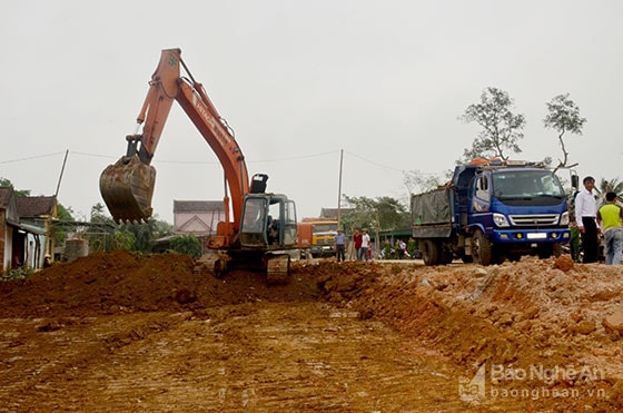 Tuyến đường N5 đoạn qua xã Nghi Thuận, huyện Nghi Lộc khẩn trương san nền. Ảnh: Thành Duy.