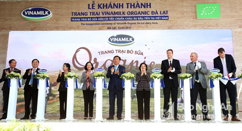 Nghi thức cắt băng Khánh thành Trang trại Organic Đà Lạt, mở rộng hành trình mang những sản phẩm sữa tươi 100% Organic đạt chuẩn Châu Âu đầu tiên tại Việt Nam đến với người tiêu dùng.