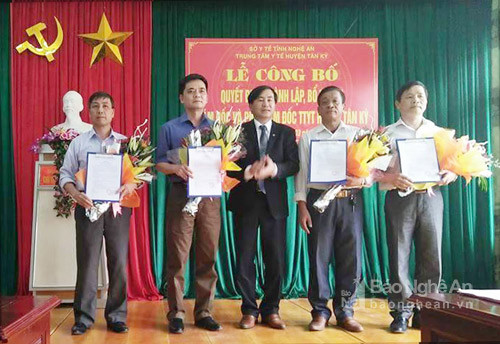 Ông Nguyễn Xuân Hồng - Phó Giám đốc Sở Y tế Nghệ An trao  quyết định 2 đồng chí được bổ nhiệm. Ảnh: Phương Hảo.