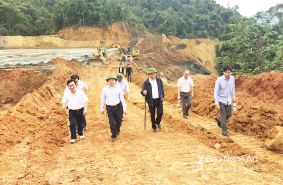 Các điồng chí Lê Quang Huy - Phó Bí thư Tỉnh ủy, Đinh Viết Hồng - Phó Chủ tịch UBND tỉnh kiểm tra hiện trường đập chứa bùn thải bị vỡ.