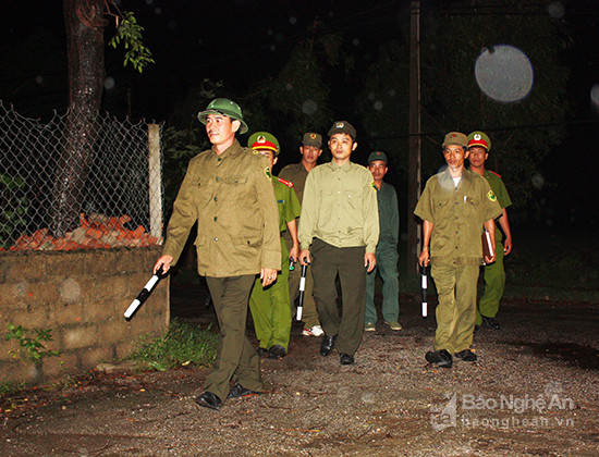 Lực lượng công an xã Nghi Phú (thành phố Vinh) tuần tra đảm bảo an ninh trật tự. Ảnh: N. H