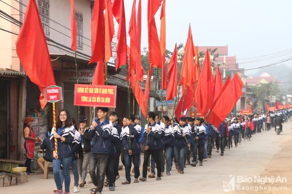 Học sinh huyện Yên Thành diễu hành hưởng ứng Lễ phát động Chiến dịch dân số. Ảnh: Mỹ Hà