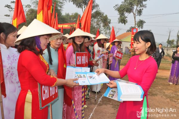 Tuyên truyền chính sách dân số cho người dân huyện Yên Thành.Ảnh: Mỹ Hà