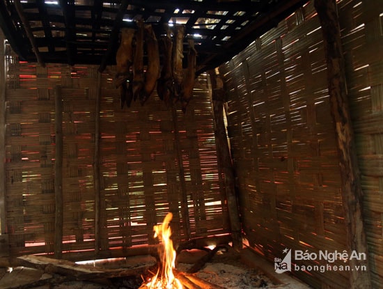 Nguyên liệu chính để làm món ù rù là xương động vật đã xông khói và lên mùi hôi. Ảnh: Đào Thọ