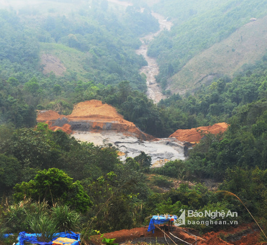 Khu vực đập chứa bùn thải của Xí nghiệp thiếc Suối Bắc trên núi Lan Toong bị vỡ nhìn từ trên cao xuống.