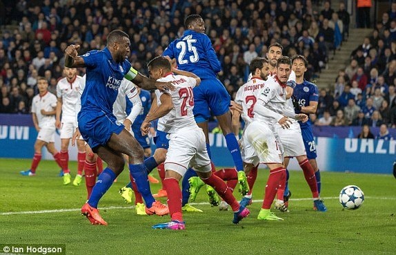 Pha ghi bàn mở tỷ số may mắn của Morgan cho Leicester