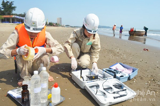 Tổ chức lấy mẫu kiểm tra chất lượng nước biển tại thị xã Cửa Lò. Ảnh tư liệu