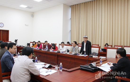 Đồng chí Nguyễn Ngọc Võ - Phó Giám đốc Sở Tài nguyên và Môi trường giải trình làm rõ một số ván đề đại diện ccs sở, ngành quan tâm