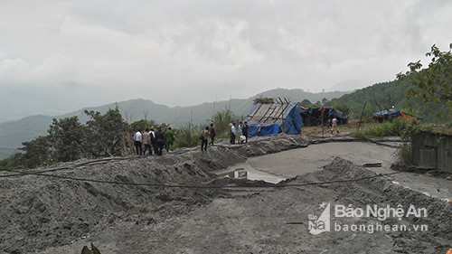 Bãi chứa chất thải từ hoạt động tuyển quặng nằm trên đỉnh núi Lan Toong
