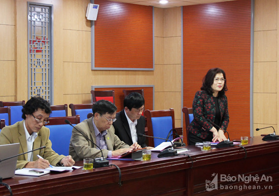 Giám đốc Sở Giáo dục và Đào tạo, Nguyễn Thị Kim Chi giải trình làm rõ một số vấn đề được Ban Văn hóa - Xã hội quan tâm liên quan đến quy hoạch và khó khăn của các trường ngoài công lập. Ảnh: Mai Hoa.