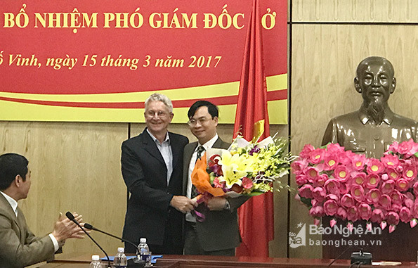Đồng chí Nguyễn Mạnh Lợi (phải) được bổ nhiệm giữ chức vụ Phó Giám đốc Sở Du lịch Nghệ An. Ảnh: PV.