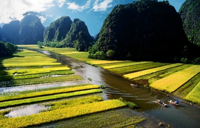 Tam Cốc - Bích Động tại Ninh Bình cũng là một địa danh nổi bật trong bộ phim Thiên mệnh anh hùng. Những thửa ruộng vàng ươm trên sông Ngô Đồng tới mùa thu hoạch đẹp ngẩn ngơ, bao quanh bởi núi non ngút ngàn, tạo nên khung cảnh tráng lệ.