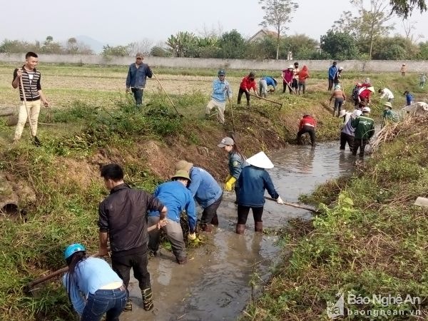 Nạo vét kênh mương phục vụ sản xuất vụ xuân tại Diễn Lâm (Diễn Châu). Ảnh: Mai Giang