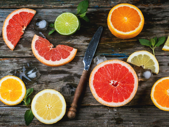 Trái cây họ cam quýt: Hãy tăng cường các thực phẩm giàu vitamin C khi bạn bị cảm lạnh hoặc cúm. Trái cây họ cam quýt là lựa chọn đơn giản và rẻ tiền để bổ sung vitamin C, hỗ trợ tăng cường miễn dịch và phòng bệnh.