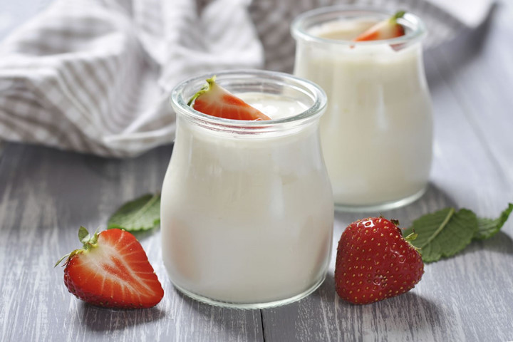 Sữa chua: Sữa chua giúp chống nhiễm trùng và là một trong những thực phẩm tốt nhất để tăng cường miễn dịch. Hãy bổ sung sữa chua vào thực đơn của bạn để bảo vệ cơ thể và chống các bệnh do thay đổi thời tiết.