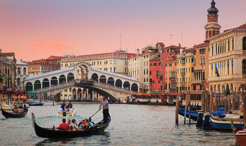 Phần lớn Venice có thể bị chìm xuống biển trong 100 năm tới. Ảnh: Express.