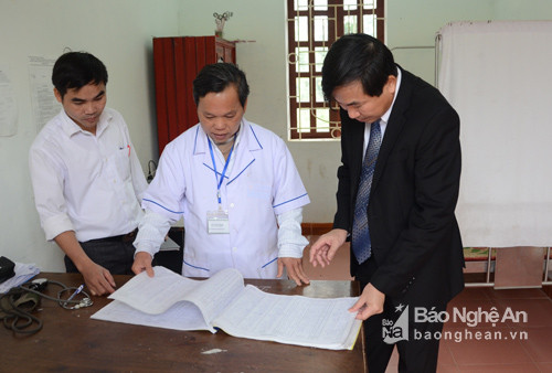 Đoàn công tác Sở Y tế Nghệ An kiểm tra công tác phòng chống dịch bệnh ở Trạm y tế xã Văn Thành, huyện Yên Thành. Ảnh: Thành Chung.