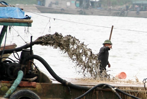 Khai thác cát trên sông. Ảnh minh họa: Nguyễn Hưng.