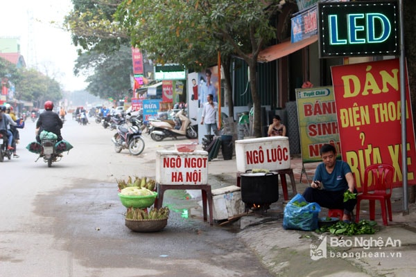  Cả những người bán hàng rong cũng luộc ngô trên vỉa hè và trưng hàng mời chào ra giữa lòng đường