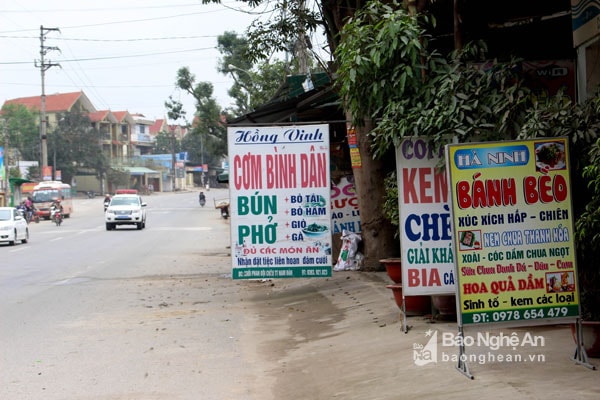 Tại thị trấn Sa Nam (Nam Đàn), hai bên Quốc lộ 46 cũng bị nhiều hộ dân chiếm hết vỉa hè. Một số hộ còn treo biển ra giữa đường