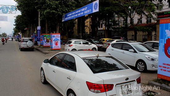 Trong khi Thành phố Vinh đang họp bàn giải quyết việc  đỗ xe tràn lan trên vỉa hè, lòng đường thì ngay cạnh các trụ sở cơ quan hành chính nhà nước tình trạng ôtô vẫn đỗ tràn trên vỉa hè.  Trong ảnh: trước cổng cơ quan BHXH tỉnh. Ảnh: Nguyên Sơn