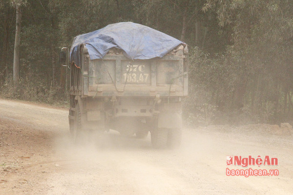 Xe chở vật liệu đá gây bụi tại tuyến đường qua xã Nam Thành (Yên Thành). Ảnh Hải An
