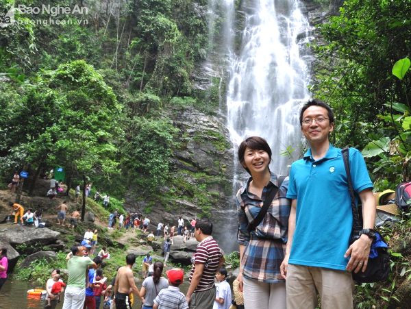 Anh Katsuhiro Ando và một người bạn Nhật tại thác Khe Kèm (Con Cuông). Ảnh: Châu Lan