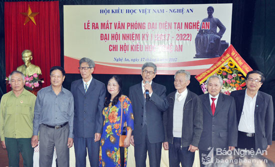 Ban chấp hành và Ban kiểm tra Chi hội Kiều học Nghệ An ra mắt.